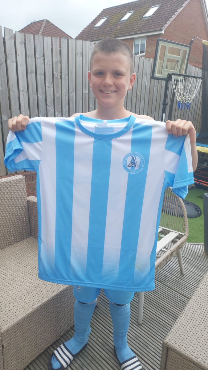 First pre season friendly today saw us go through to Stirling to take on Cambuscarron with 12 players and no goalie but the boys came away 7-1 winners. Two new signings Jambo and Luca made their debuts and got off to a flyer👏🏼 
⚽️Jambo x3 ⚽️Sean x3 ⚽️Smiler