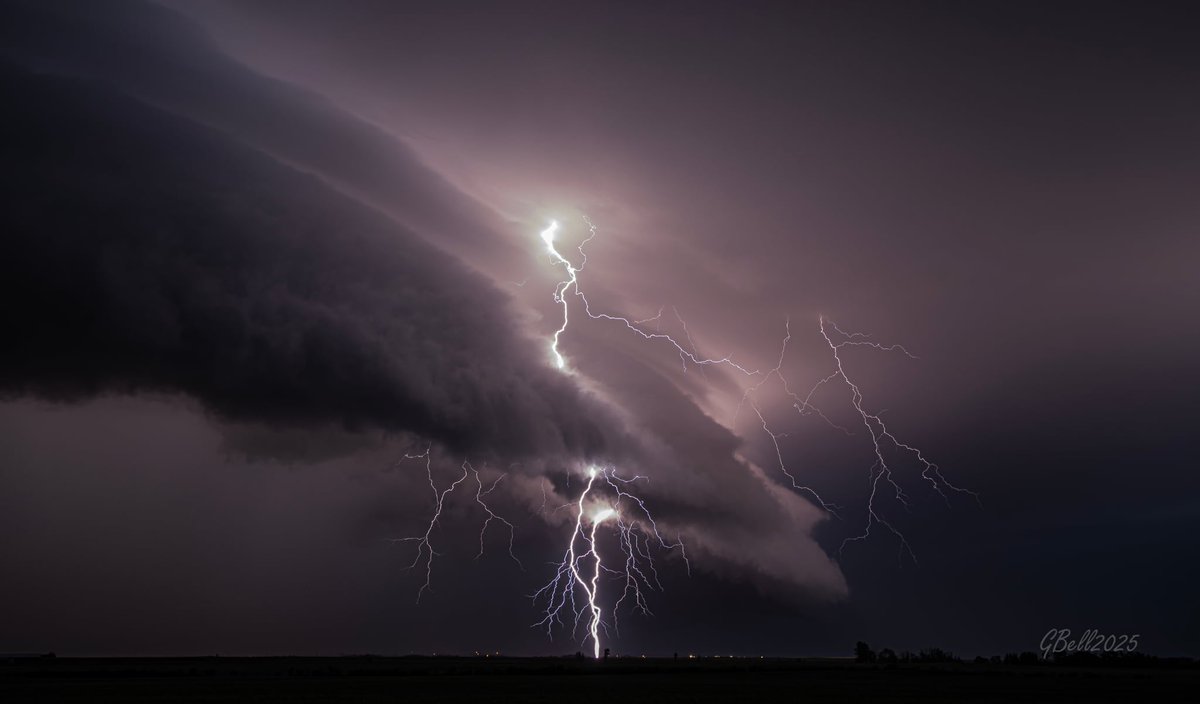 Found a bolt east of Airdrie, AB around 22:00 yesterday evening (July 18/2025). Looking WNW.  My favorite time of year. Share away(with credit given).  <a href="/GinaCTV/">Gina Martin</a> <a href="/weathernetwork/">The Weather Network</a> <a href="/BadWeatherKyle/">Kyle Brittain</a> <a href="/lightningmanAB/">Darren Howard</a> <a href="/BraydonMoreSo/">Braydon Morisseau</a>
#abstorm