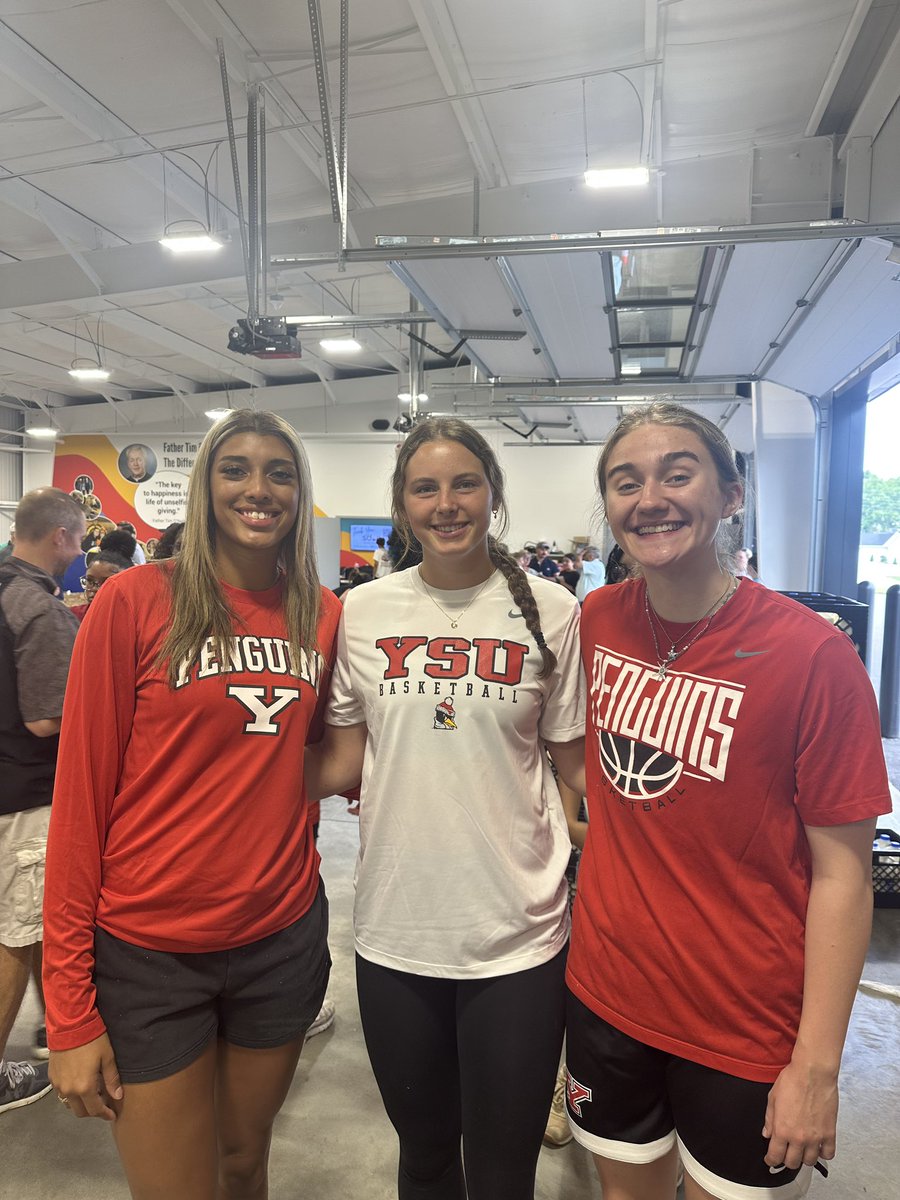 We spent our Saturday morning serving our community! 

Thank you for having us United Way 🐧

#GoGuins #Grit