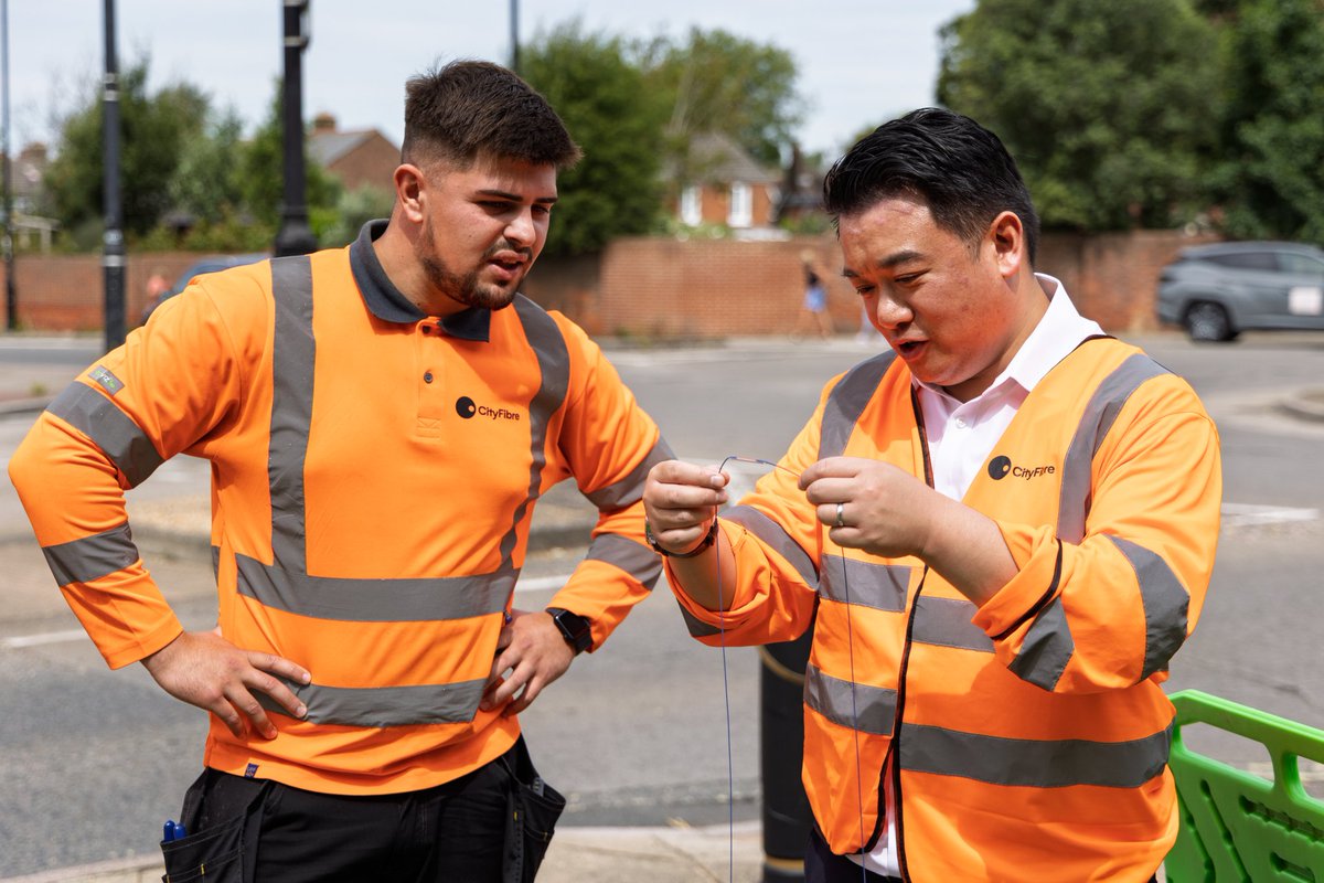 AlanMakMP's tweet image. Great to join engineers installing high speed full fibre broadband in #Emsworth and across the #Havant Constituency.
I've been campaigning for better broadband for our area for many years and helped secure investment from the last Conservative government for this work.