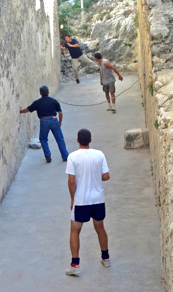 El #trinquet de l'Abdet tenia abans de restaurar-se més encant. Està clar que ara tenim vestuaris, il·luminació i esvara menys, però què bonic estava. I no fa tants anys de la foto (uns 20 i poc). Què opineu?