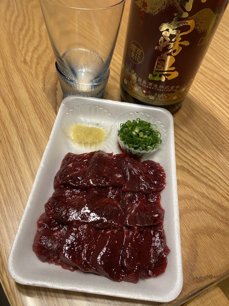 AwayHit's tweet photo. クジラ刺しで赤霧島を一献！いい週末を！ https://t.co/ERc8RZAIB6
