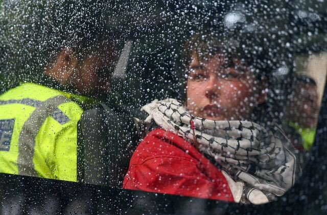 WesleyJBaker's tweet image. 🇬🇧 BREAKING: 55 arrested outside Parliament as police clamp down on banned Palestine Action protest, sparking fierce debate over civil liberties and anti-terror laws in the UK. Where should the line be drawn between protest and public order? 🤔
#CivilLiberties #ProtestRights…