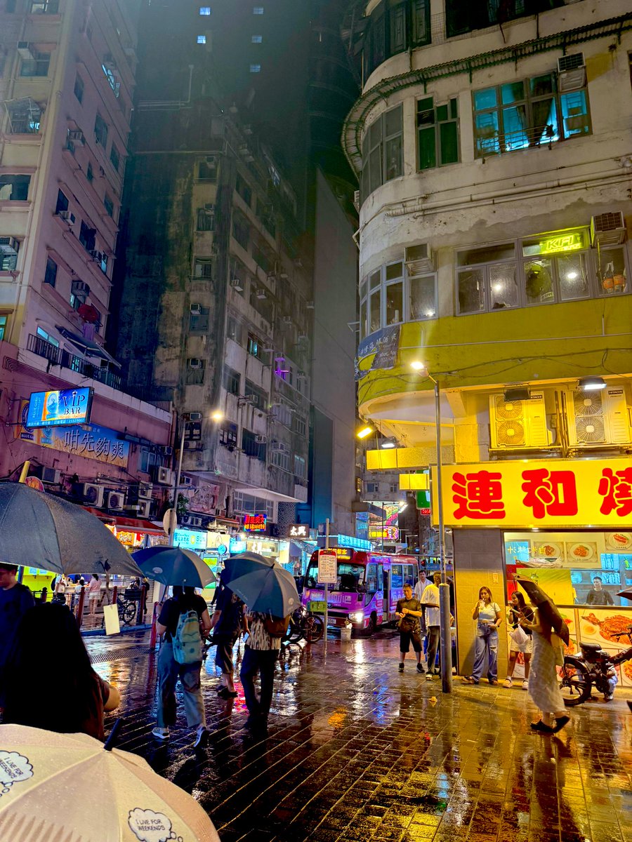 omalirp's tweet image. Pre-typhoon signal 8 night out in #HongKong 🇭🇰 @DrChristinaTeng