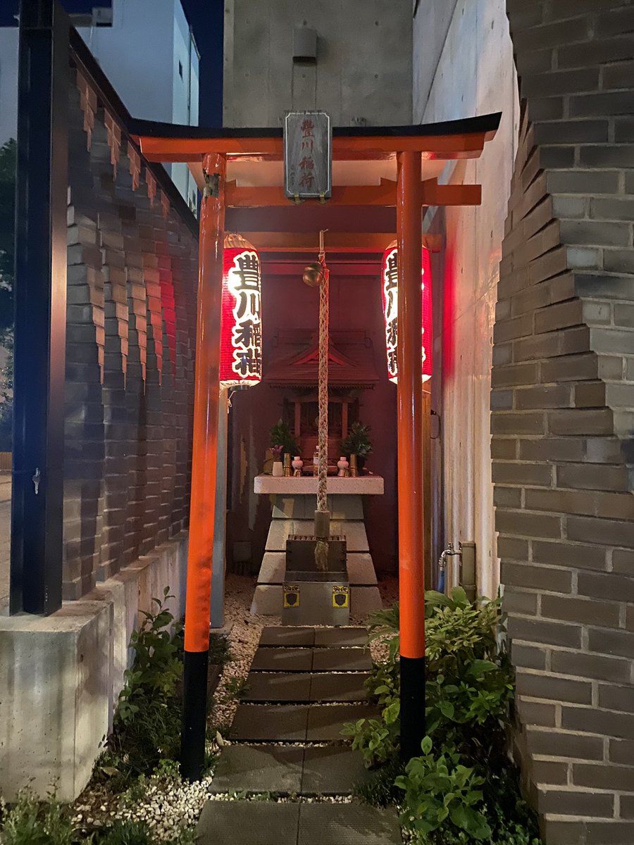 ossia's tweet image. Toyokawa Inari Shrine surrounded by tall buildings in Takebashi-eki area of Tokyo.

Note the awesome spiral brick pillars. It’s like it’s warping the city around it.