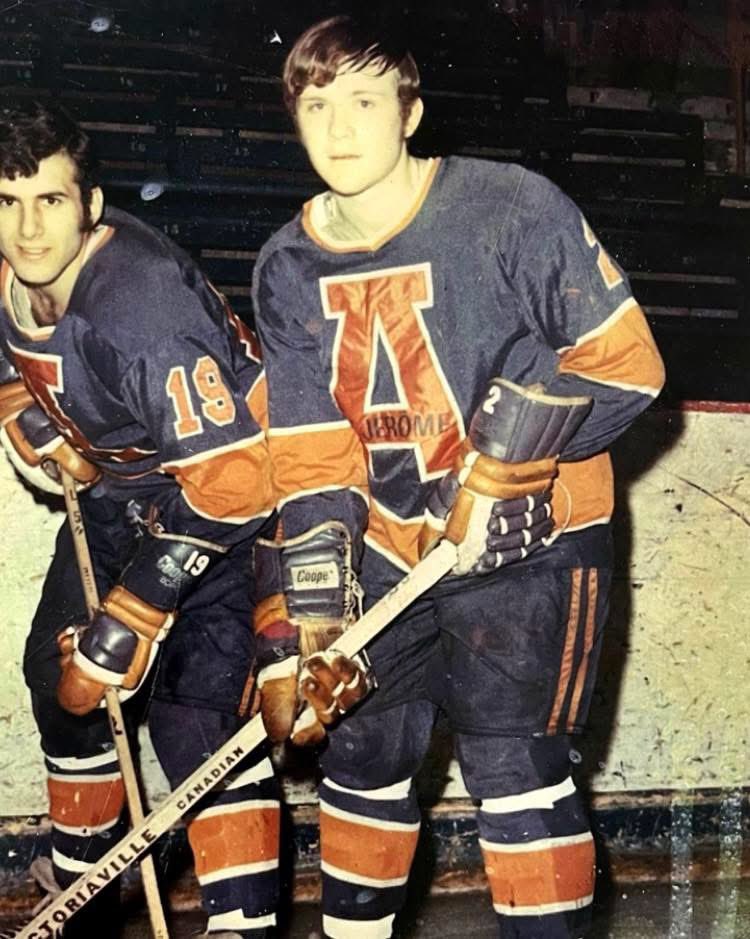 ArmadaBLB's tweet image. 💡Clin d’œil à notre histoire 😉
Pour nos 3 matchs pré-saison à Saint-Jérôme, les joueurs de l’Armada revêtiront les couleurs des Alouettes de Saint-Jérôme, ancienne équipe de la @LHJMQ lors des années 70.
Les chandails portés lors de ces matchs seront ensuite mis à l’encan.