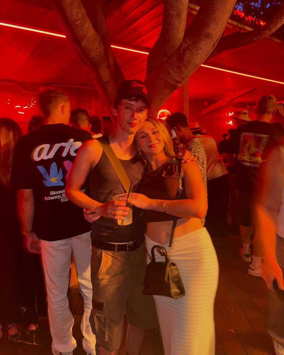 UpdatedTS's tweet image. Troye with his childhood best friends Kayla and Kerri 🥹❤️