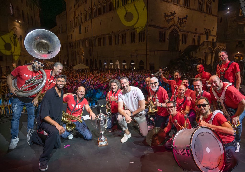SIRVolleyPG's tweet image. 🎺 Ma che Musica a Umbria Jazz‼️
🏆 La Champions sul palco di Piazza IV Novembre insieme ai Funk Off!
sirsafetyperugia.it/new/che-musica…
#BlockDevils