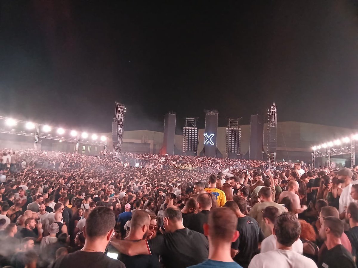 zaazoozee's tweet image. مبارح الشعب كله حضر Adriatique إذا بتدققوا بالصورة يمكن تلاقوا نواف سلام وجوزاف عون