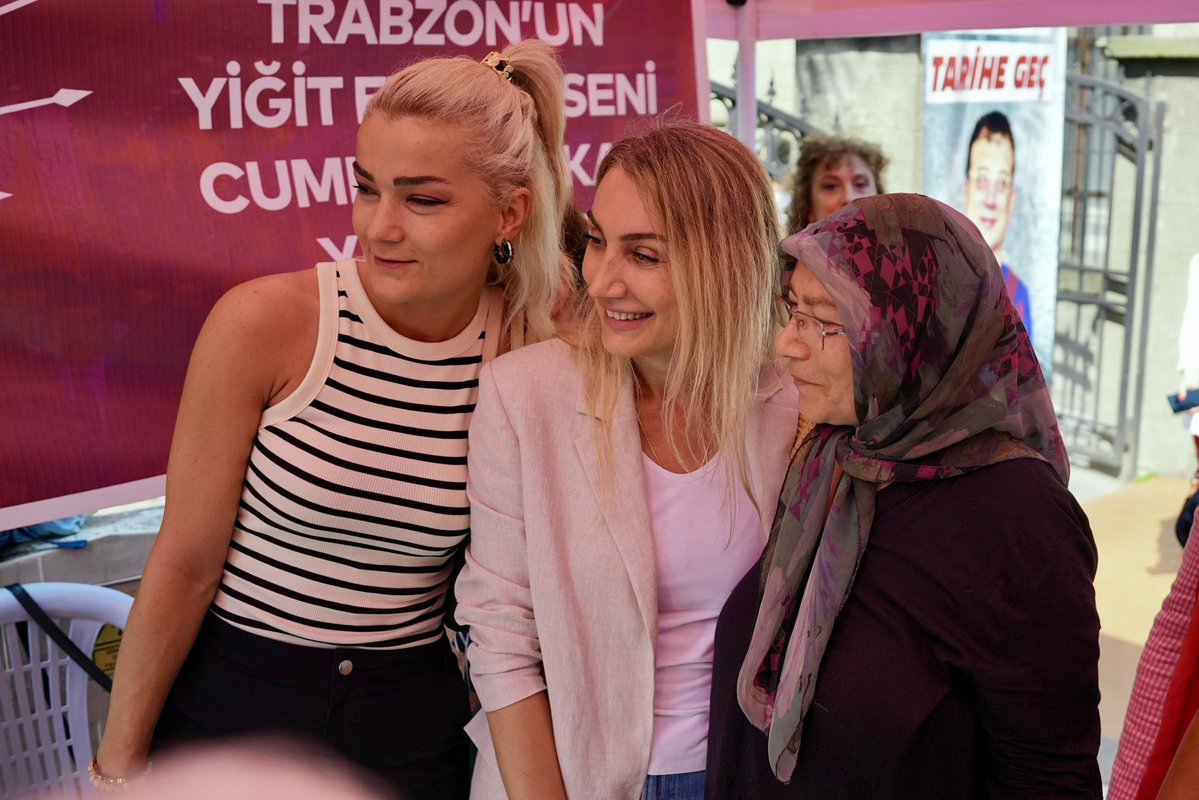 dk_imamoglu's tweet image. Memleketimiz Trabzon’da sevgisiyle umudu, cesaretiyle dayanışmayı büyüten halkımızla buluştuk. Ekrem İmamoğlu’na özgürlük ve erken seçim talebi için başlatılan imza kampanyasının stantlarını ziyaret ederek, emeği geçen ve yürekten desteğini gösteren herkese teşekkürlerimizi…