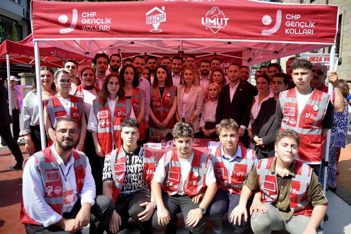 dk_imamoglu's tweet image. Memleketimiz Trabzon’da sevgisiyle umudu, cesaretiyle dayanışmayı büyüten halkımızla buluştuk. Ekrem İmamoğlu’na özgürlük ve erken seçim talebi için başlatılan imza kampanyasının stantlarını ziyaret ederek, emeği geçen ve yürekten desteğini gösteren herkese teşekkürlerimizi…