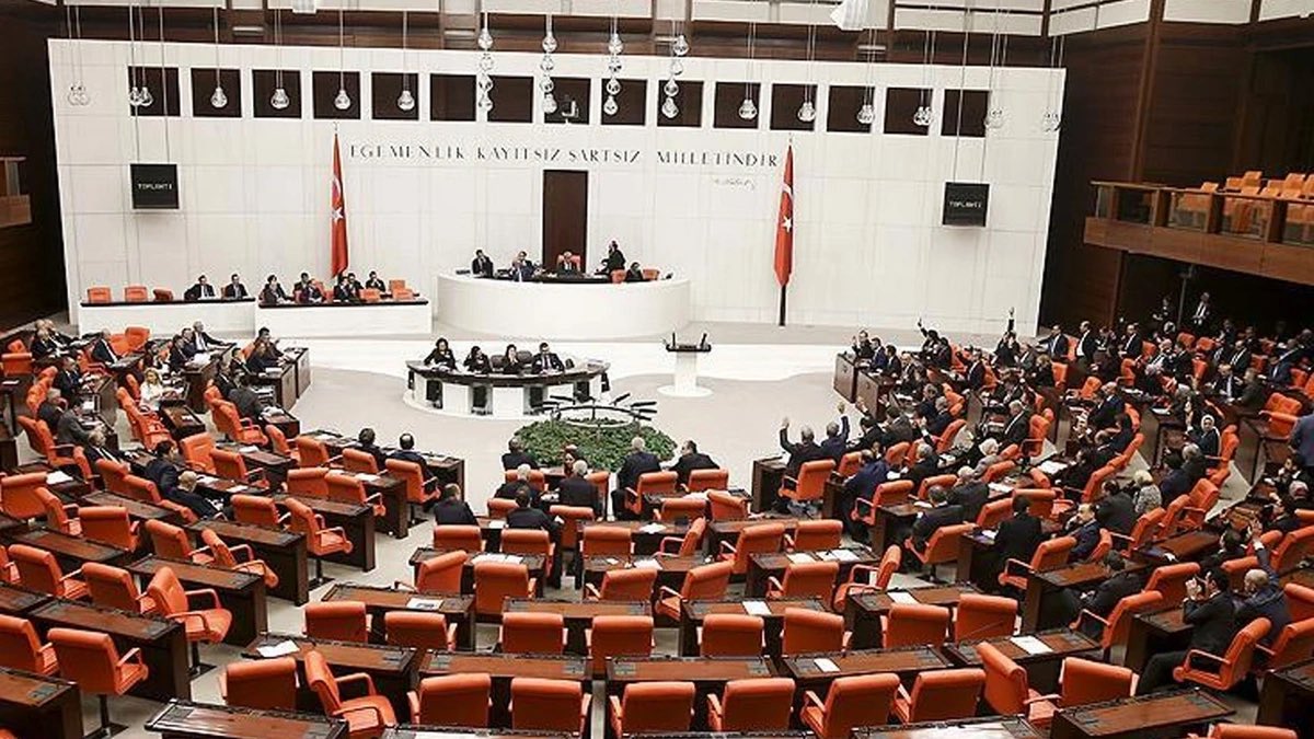 Bugün kabul ettiğimiz 215 sıra sayılı kanun ile;

✅Yenilenebilir enerji yatırımlarının bürokratik süreçleri basitleştiriliyor,
✅Enerji arz güvenliği için düzenlemeler yapılıyor,
✅Madencilik Sektöründe yatırımların arttırılması için hukuki öngörülebilirlik sağlanıyor,