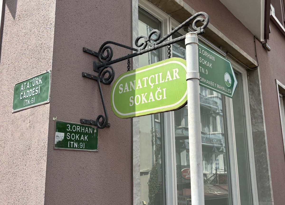 hayrettingunc's tweet image. Belediyelerin yeni sokak tabelalarına (sağdaki) kendi logolarını veya isimlerini eklemesi gereksiz reklam. Eski tabelalardaki (soldakiler) sadelik ve okunabilirlik çok daha cazip geliyor.