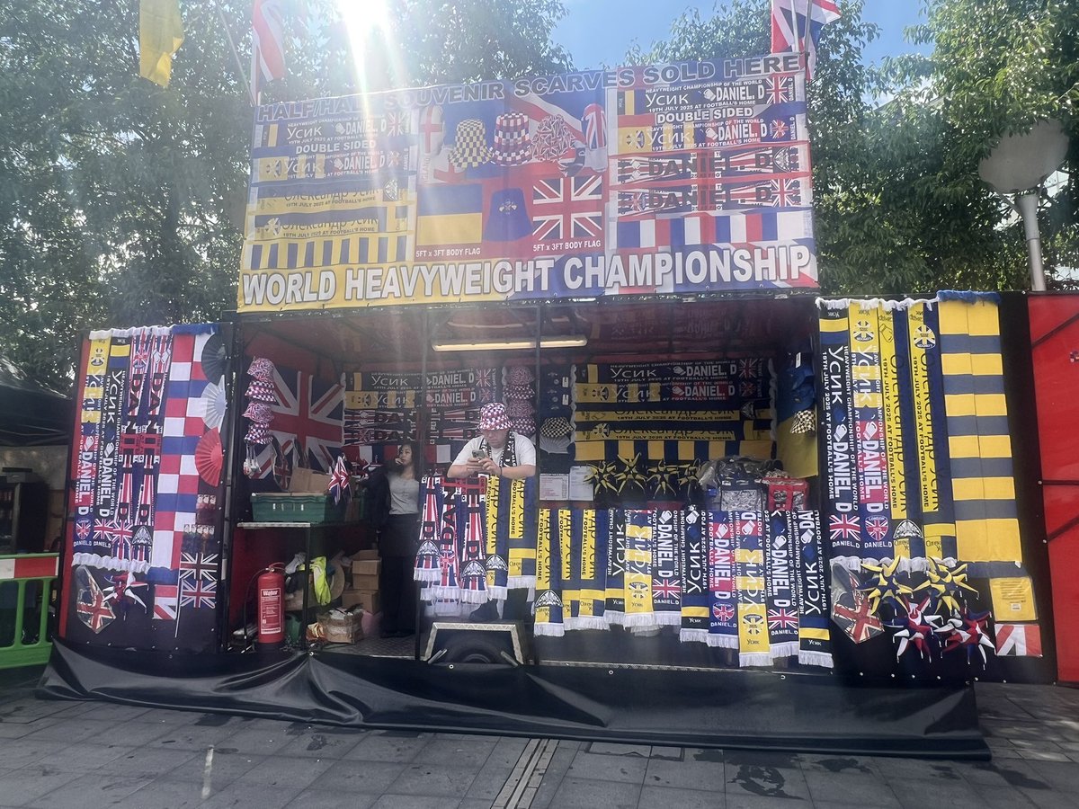rommari's tweet image. #London is yellow-and-blue today