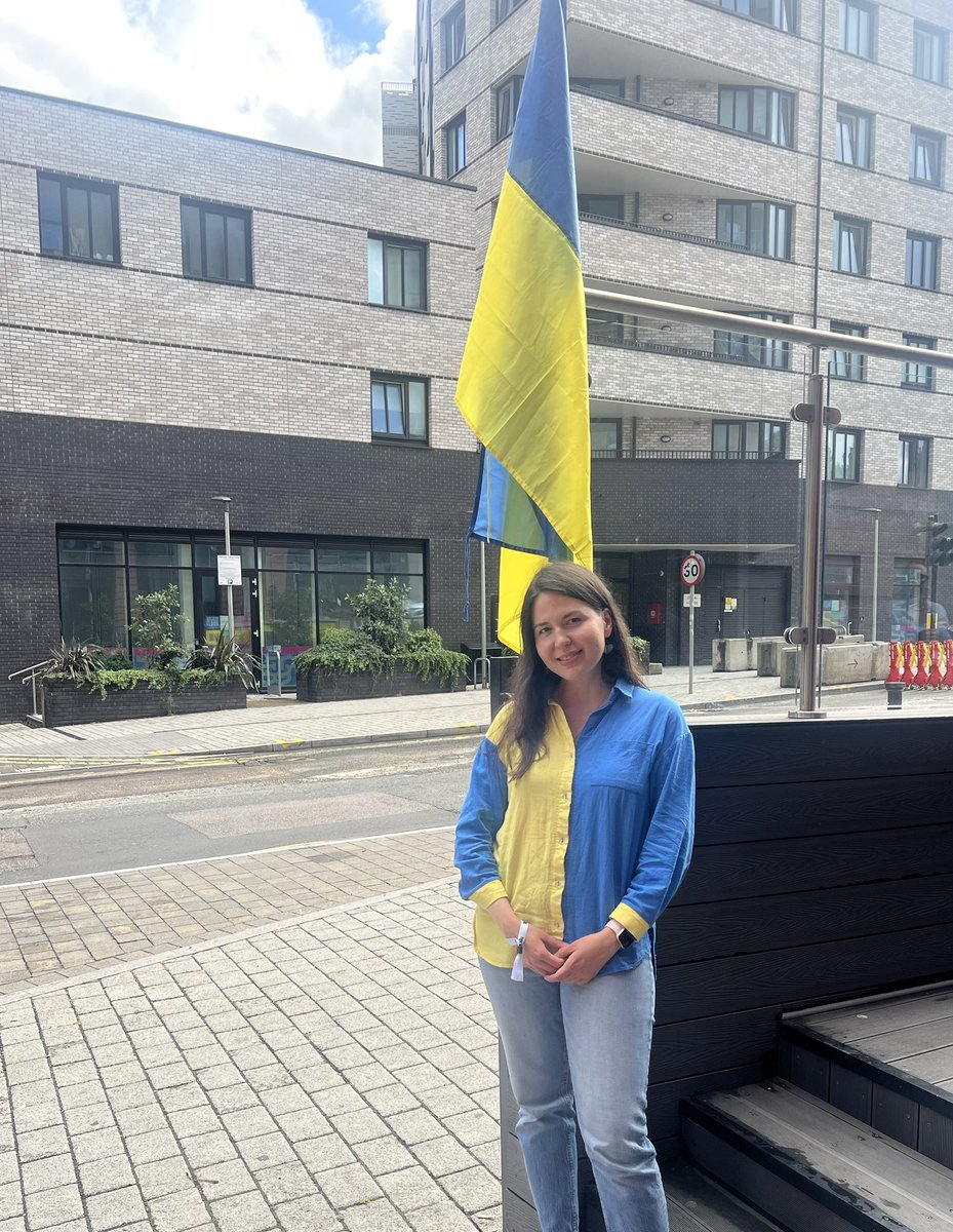 rommari's tweet image. #London is yellow-and-blue today