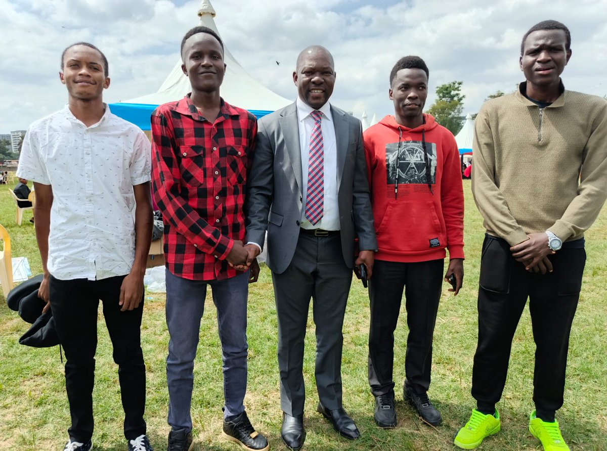 Honcalebamisi's tweet image. These remarkable young men followed me up to the car, panting in joy and happiness, just to say thank you for paying their fees from Form 1 to Form 4 at Starehe Boys Centre.

 Samuel Odhiambo Owino, Casper Wanjala Musungu, Micah Chacha, and Nicholas Mainge hail from Matisi,…