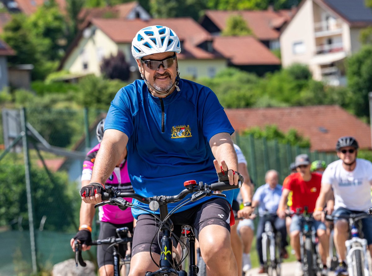 Markus_Soeder's tweet image. Bestes Sommerwetter in der #Oberpfalz bei der #Radl-Tour zum #Radi-Essen: Von #Hemau nach #Regensburg, gemeinsam mit meinem Freund, Finanzminister @AFueracker und mehr als 100 Mitradlern. #Bayern ist das schönste, stärkste und erfolgreichste Bundesland. So soll es bleiben. Wir…