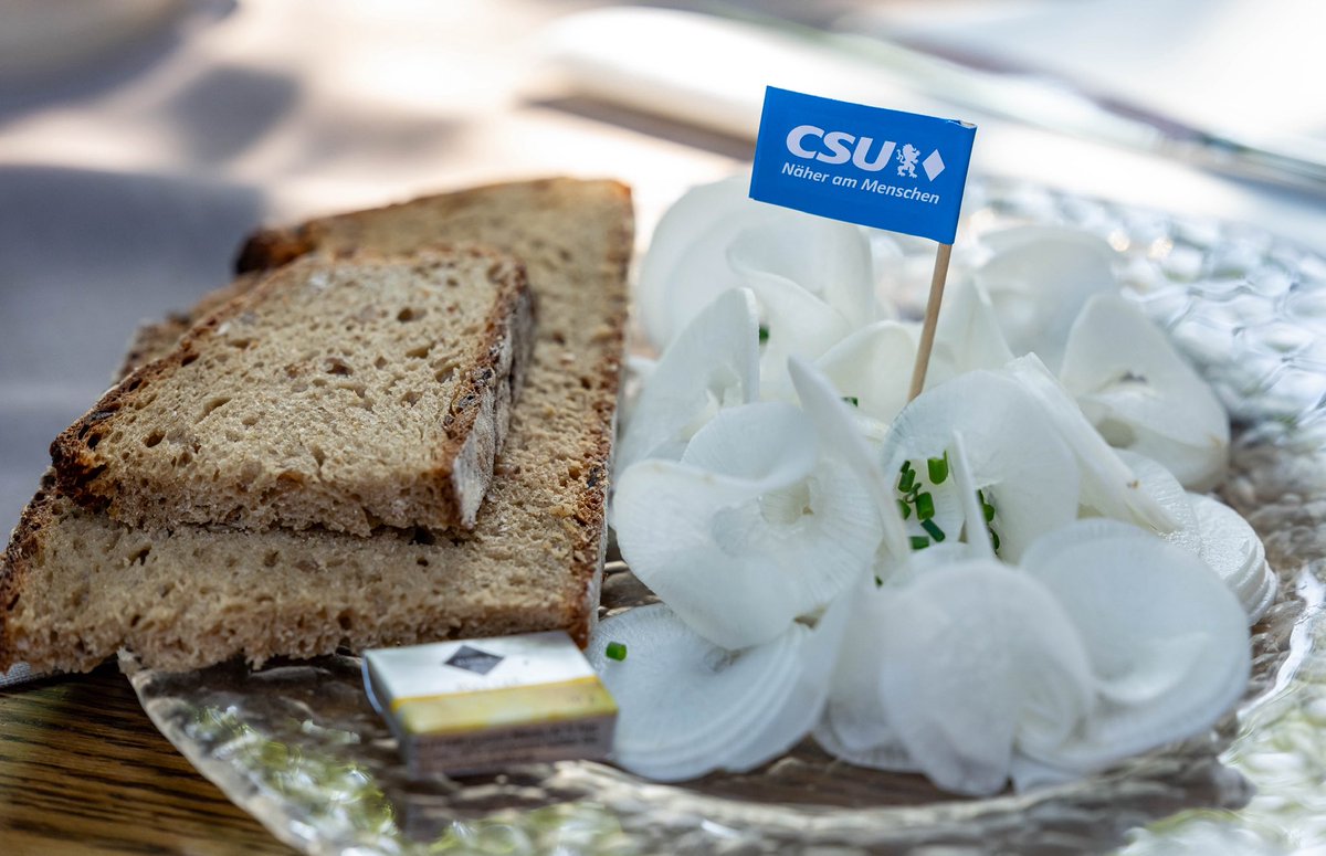 Markus_Soeder's tweet image. Bestes Sommerwetter in der #Oberpfalz bei der #Radl-Tour zum #Radi-Essen: Von #Hemau nach #Regensburg, gemeinsam mit meinem Freund, Finanzminister @AFueracker und mehr als 100 Mitradlern. #Bayern ist das schönste, stärkste und erfolgreichste Bundesland. So soll es bleiben. Wir…