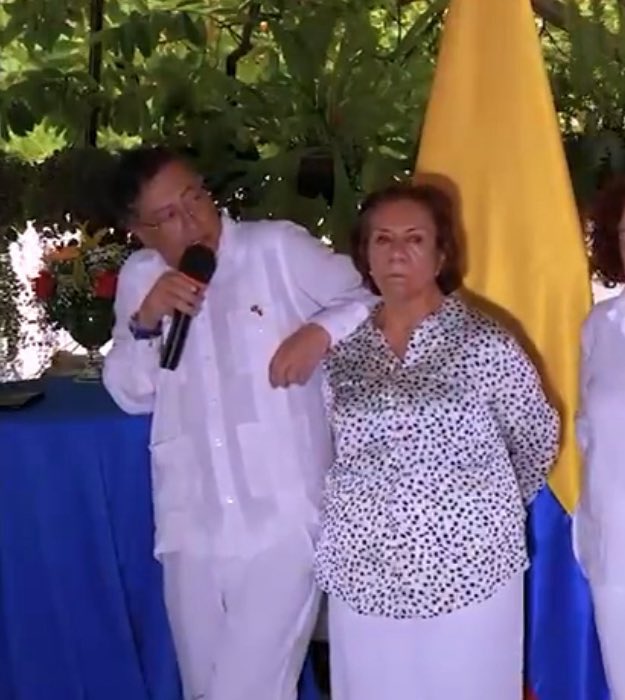 DanielSamperO's tweet photo. Y tú, ¿con qué politico te quedas? ¿El que usa a subalternos como barandas o el que lo usa como estacas? Déjame en los comentarios. Ambos son válidos, no te intimides.
#ElPetroVerso https://t.co/f8wvA0W0JM