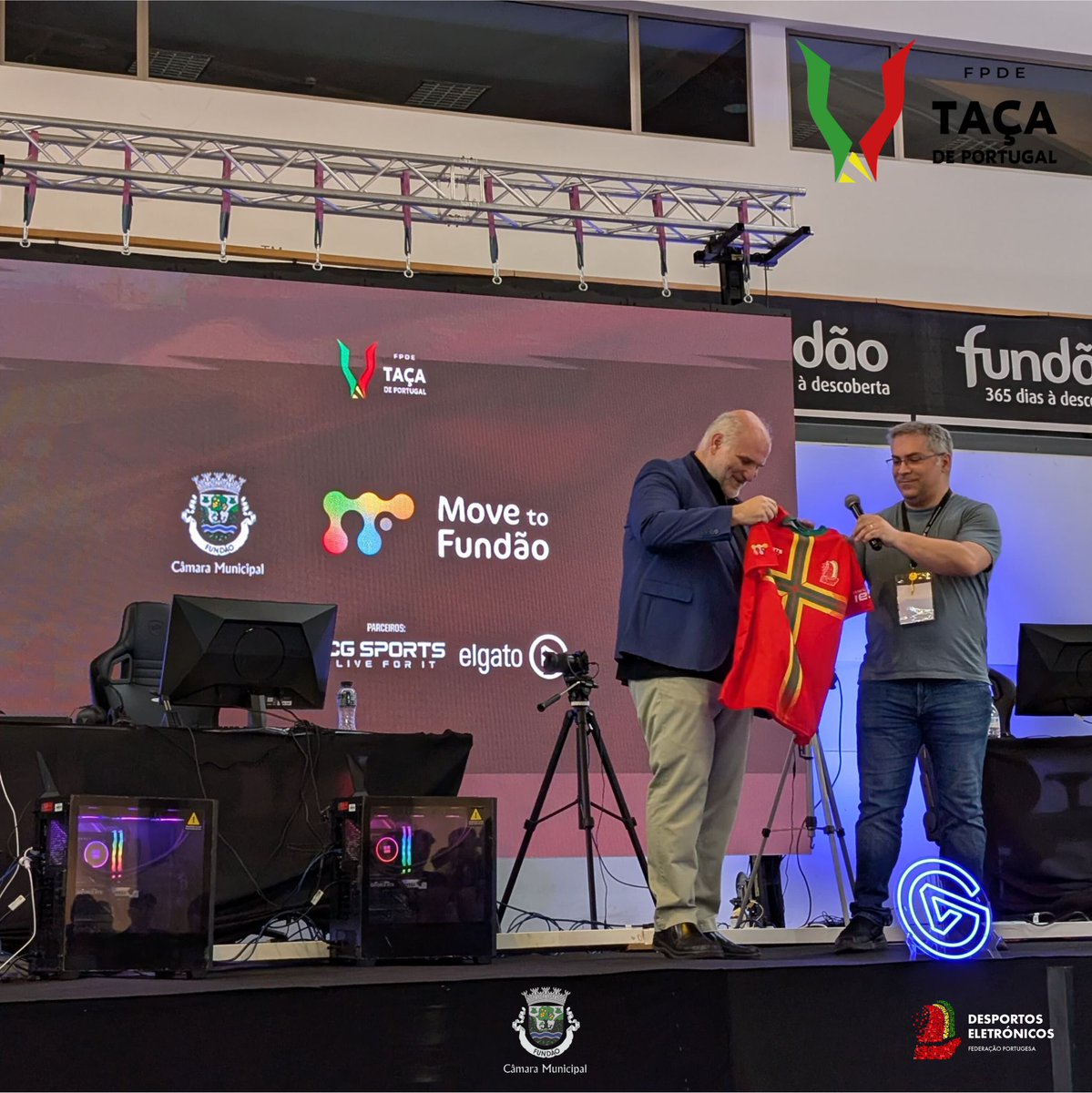 Federação Portuguesa de Esports (@fpdeoficial) on Twitter photo 🌟 Momento de apresentação da Taça de Portugal de Esports 2025, <a href="/pmhsilva/">Pedro Honório Silva</a>
Presidente da <a href="/fpdeoficial/">Federação Portuguesa de Esports</a> juntamente com Presidente da Câmara Municipal do Fundão, Paulo Fernandes !
👕 Em forma de agradecimento, <a href="/fpdeoficial/">Federação Portuguesa de Esports</a> oferece a Jersey da Seleção Nacional !
<a href="/CMFundao/">Município do Fundão</a>
#FPDE 🌟 Momento de apresentação da Taça de Portugal de Esports 2025, <a href="/pmhsilva/">Pedro Honório Silva</a>
Presidente da <a href="/fpdeoficial/">Federação Portuguesa de Esports</a> juntamente com Presidente da Câmara Municipal do Fundão, Paulo Fernandes !
👕 Em forma de agradecimento, <a href="/fpdeoficial/">Federação Portuguesa de Esports</a> oferece a Jersey da Seleção Nacional !
<a href="/CMFundao/">Município do Fundão</a>
#FPDE