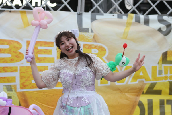 TomNyanco's tweet photo. 2025.07.19 CRAFTBEERPARK in こすぎコアパークで見かけた
バルーンパフォーマの yaya ( @yayaderella )　さん

長～い風船を音楽に乗りながら
いろいろな形の物を作って行きます https://t.co/d01rvUfEMc