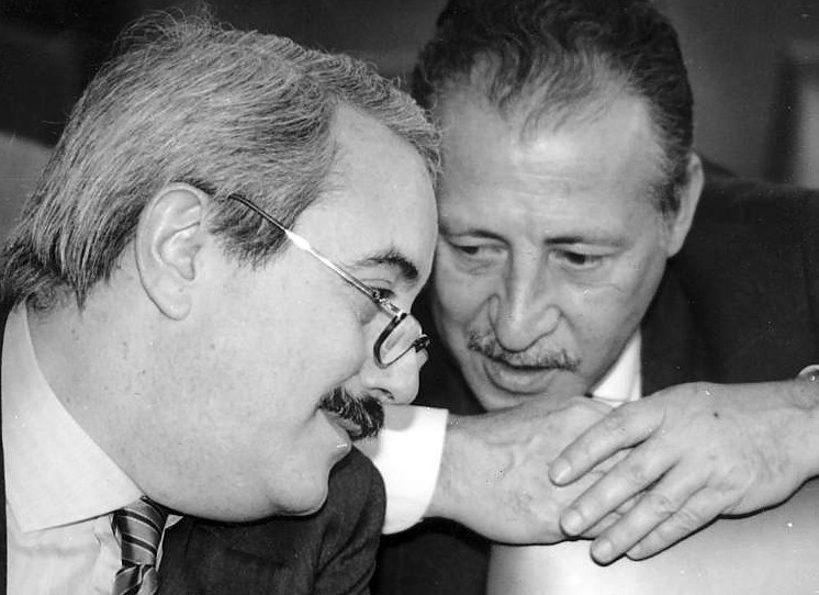 magabarroi's tweet image. Chissà perché quando erano in vita, erano odiati,nessuno li prendeva in considerazione,non ascoltati,combattuti dai loro stessi colleghi della magistratura,gli remavano contro, oggi omaggiati da tutti, Eroi,forse perché sono morti? Quindi non creano problemi , chiedo per un amico