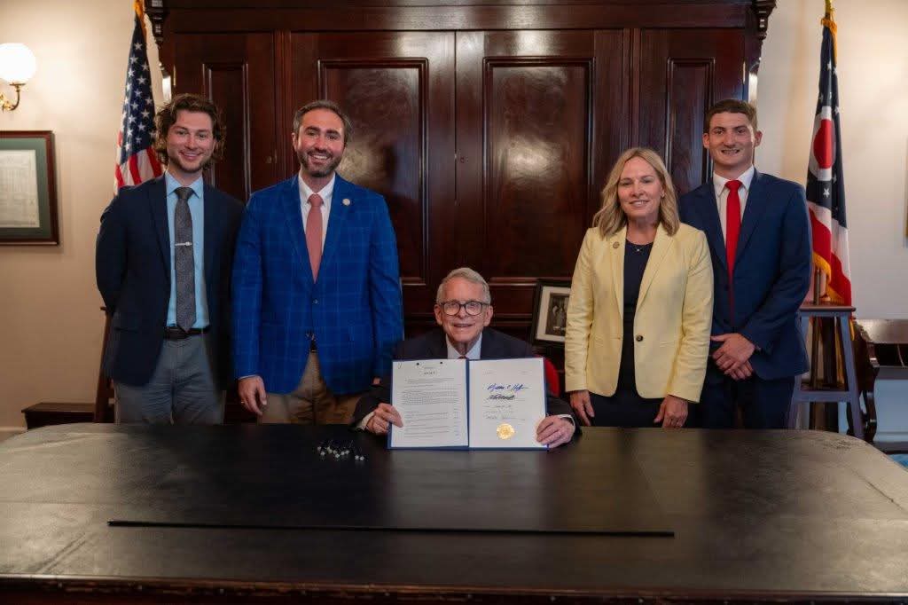 DavidThomasOH's tweet image. Rep. @KellieDeeter and my HB 64, the Senior Sportsmen License Fairness Act has been signed into law! Gary, a constituent, reached out the first day of my term to ask us to correct a seeming oversight with the age Ohioans can qualify for their discounted Senior Huting and Fishing…