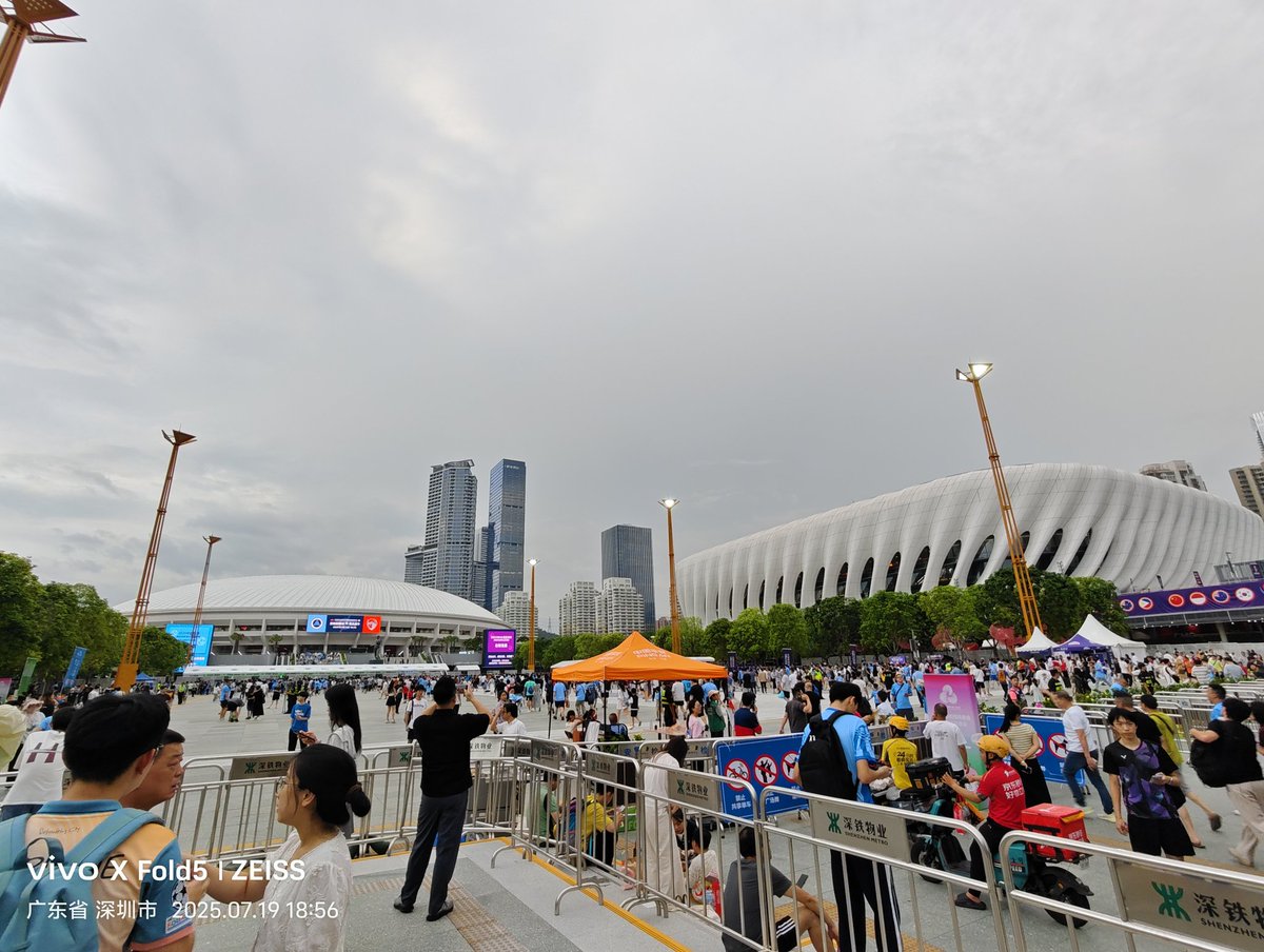 murayahk's tweet image. 今日の夜は@tksさんに誘っていただき、深圳体育館で中国国内サッカー観戦。以前は宝安区の郊外にあったそうですが、現在は福田区の華強北から地下鉄2駅で行きやすい。ここにはサッカー競技場と体育館があるようですが、体育館では女子バスケアジアカップが開催中で中国日本戦もここでやってた?