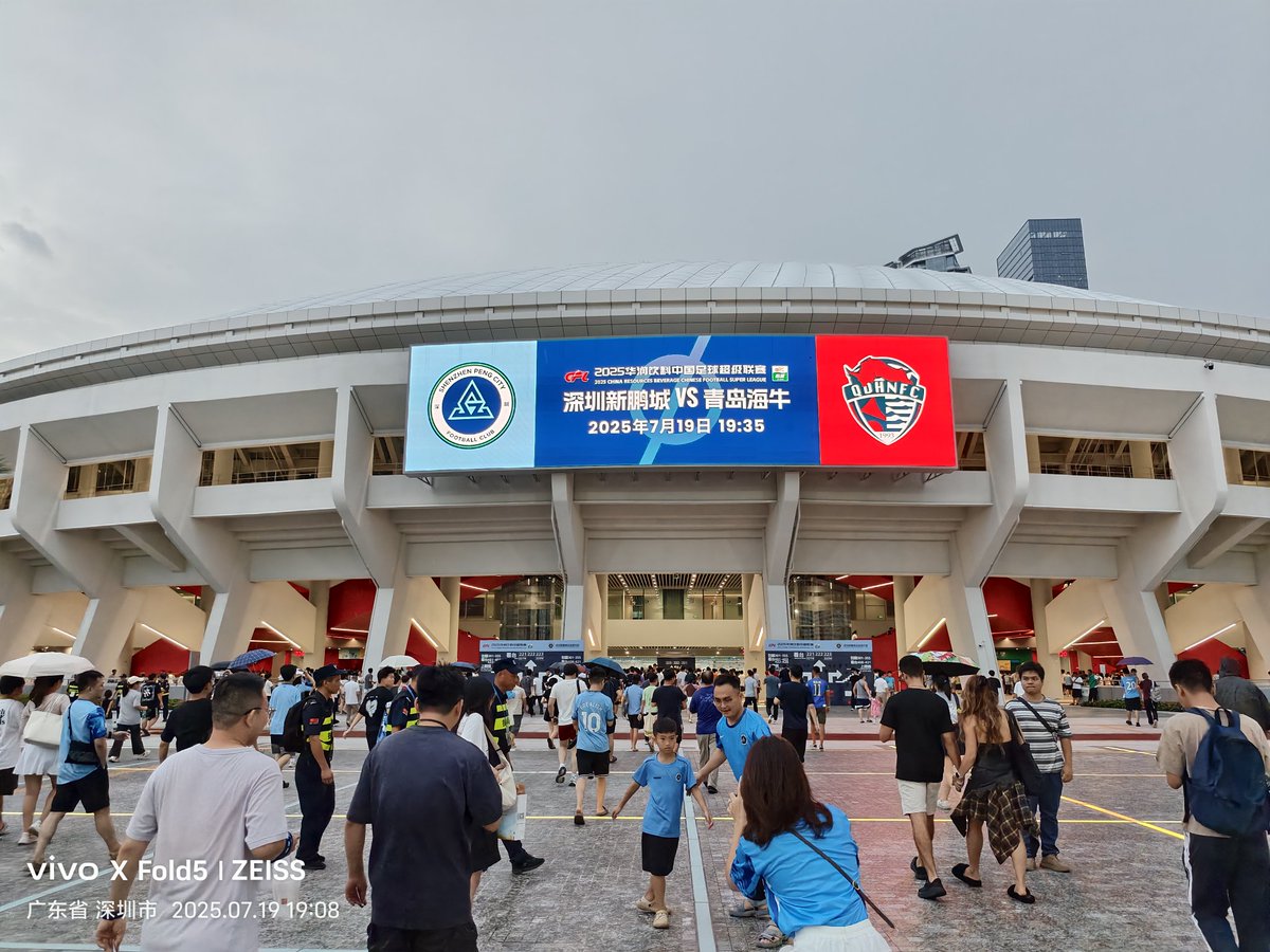murayahk's tweet image. 今日の夜は@tksさんに誘っていただき、深圳体育館で中国国内サッカー観戦。以前は宝安区の郊外にあったそうですが、現在は福田区の華強北から地下鉄2駅で行きやすい。ここにはサッカー競技場と体育館があるようですが、体育館では女子バスケアジアカップが開催中で中国日本戦もここでやってた?