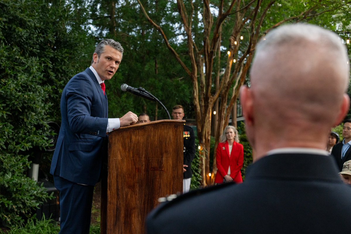 CMC_MarineCorps's tweet image. Last night, @USMC & I had the honor of hosting the 29th @SecDef, The Honorable Pete Hegseth, during our Friday Evening Parade at @MBWDC. Your leadership within the @DeptofDefense ensures that our Corps remains postured as the Nation’s crisis response force—ready to fight & win.