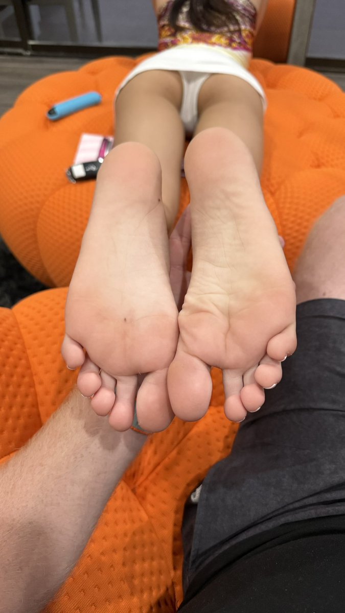 I need to film with my friend again her feet were so soft 🤤