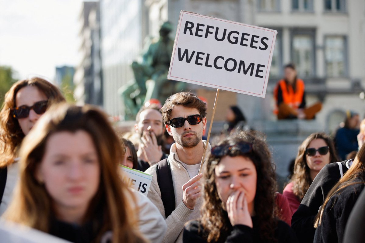 WesleyJBaker's tweet image. 🚨🇪🇺 New EU migration pact sparks protests as member states clash over mandatory relocation quotas. Is this solidarity, or forcing states to share the burden unfairly?
#EUMigration #RefugeeCrisis #MigrationPact #BorderSecurity #HumanRights #EUPolitics #EuropeDebates…