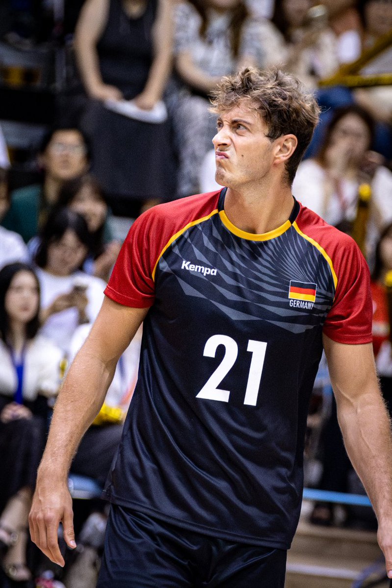 anuenueee's tweet image. 250719 バレーボール ネーションズリーグ ドイツ代表 トビアス・クリック選手
フランクフルト当時も若いと思ってたけど今も若い(26歳)
アメリカに3-2で勝ちました。おめでとう🇩🇪✨️