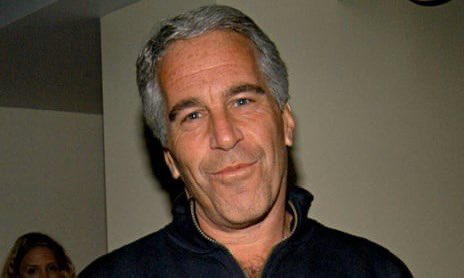 Kama kuna mtu amekuwa akihoji mara kwa mara kuhusu kifo cha Jeffrey Epstein basi ni Elon Musk.

Yaani inawezekana vipi ajiue gerezani? Uchunguzi wa maiti? Files kuhusu Epstein?

Kwani huyu Epstein ni nani haswa? Ni nani kwa Elon Musk alifanya nini?

Mwaka 1990, jiji la New York