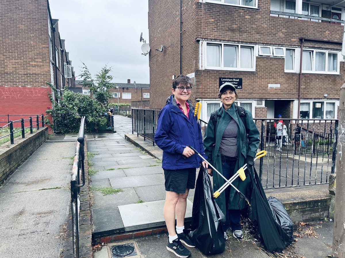 GreenGreenwich's tweet image. Greenwich Greens Stacy and Karin in action again today. Whether it’s litter picking, removing weeds where they cause a trip hazard, speaking to residents on the Orchard estate or saving a tree here &amp;amp; there, it’s all about getting things done.