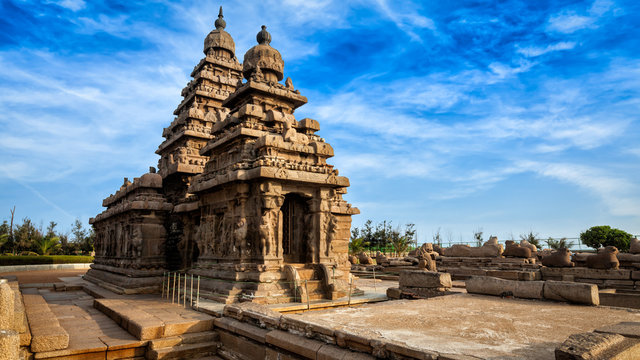CliosChronicles's tweet image. Carved, not built.
Mahabalipuram’s Shore Temple and rock-cut sanctuaries weren’t made brick by brick—
they were revealed from stone.
Sculpted by the Pallavas, still sculpting our imagination.