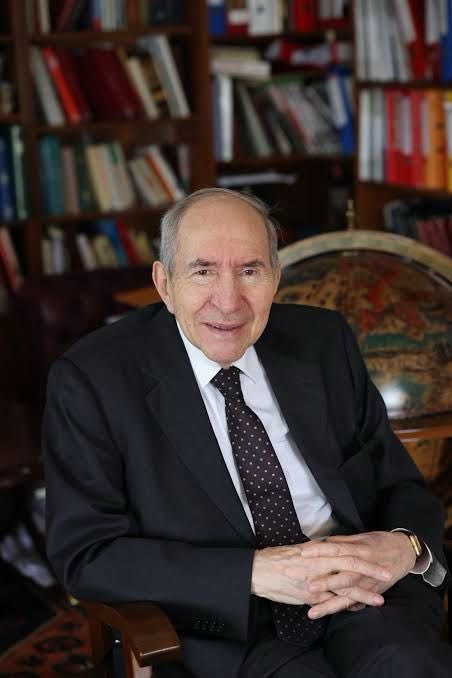 Mücadele ile geçen hayatının son anına dek demokrasiyi, hak, hukuk ve adaleti savunmaktan, yanımızda durmaktan vazgeçmedi.

Herkese örnek olacak bir hayat yaşadı.

Mekanın cennet olsun Altan Ağabeyimiz.