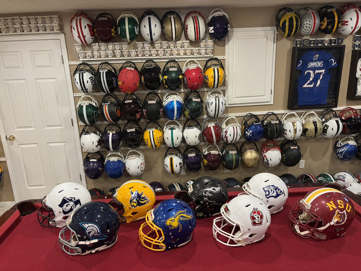 JerryQuickel's tweet image. State of Helmets #32! South Dakota! Some great lids in South Dakota! They have @NCAA_FCS @FCSNationRadio1 as well as @D2Football and @NAIAFBALL in SD! Just missing @BHSUFB and @MMULancersFB to complete the state. What’s your favorite?
