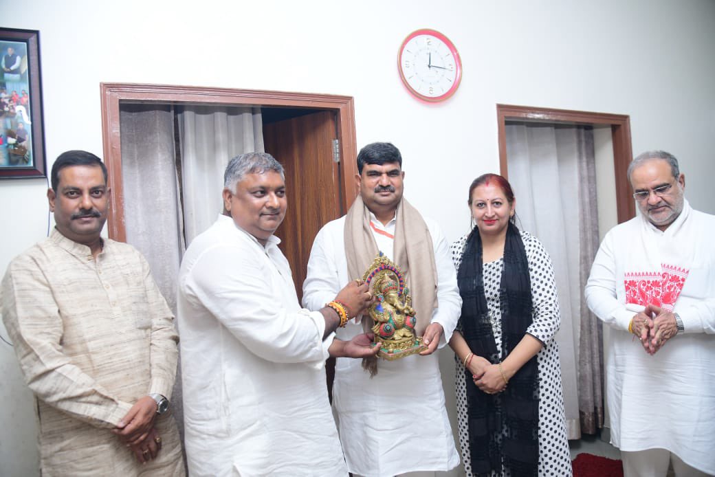 idharampalsingh's tweet image. आज बरेली जनपद में ब्रज क्षेत्र के क्षेत्रीय अध्यक्ष श्री दुर्विजय सिंह जी, के यहाँ माननीय प्रदेश अध्यक्ष श्री भूपेंद्र सिंह जी के साथ एवं फरीदपुर विधायक प्रो.श्री श्याम बिहारी जी, बरेली महापौर श्री उमेश गौतम जी के निज आवास पर परिजनों से आत्मीय भेंट I