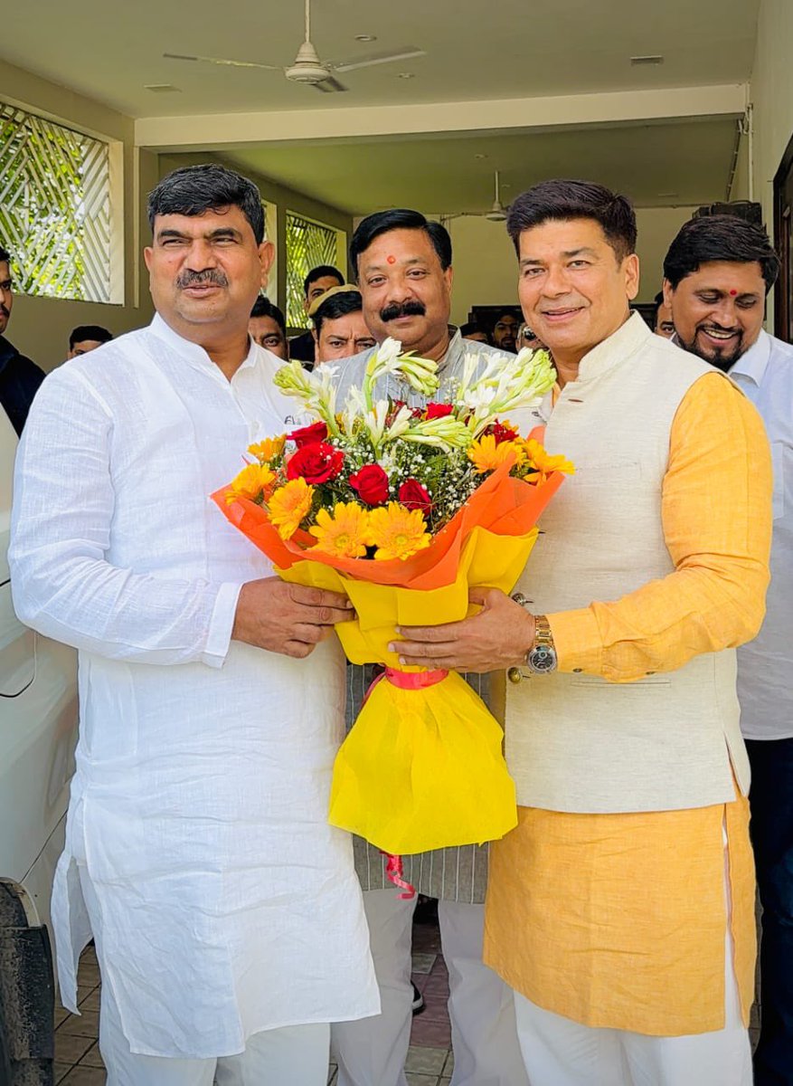 idharampalsingh's tweet image. आज बरेली जनपद में ब्रज क्षेत्र के क्षेत्रीय अध्यक्ष श्री दुर्विजय सिंह जी, के यहाँ माननीय प्रदेश अध्यक्ष श्री भूपेंद्र सिंह जी के साथ एवं फरीदपुर विधायक प्रो.श्री श्याम बिहारी जी, बरेली महापौर श्री उमेश गौतम जी के निज आवास पर परिजनों से आत्मीय भेंट I