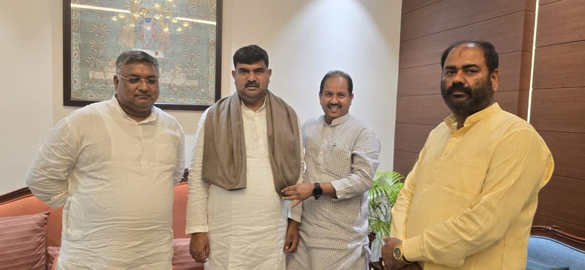 idharampalsingh's tweet image. आज बरेली जनपद में ब्रज क्षेत्र के क्षेत्रीय अध्यक्ष श्री दुर्विजय सिंह जी, के यहाँ माननीय प्रदेश अध्यक्ष श्री भूपेंद्र सिंह जी के साथ एवं फरीदपुर विधायक प्रो.श्री श्याम बिहारी जी, बरेली महापौर श्री उमेश गौतम जी के निज आवास पर परिजनों से आत्मीय भेंट I