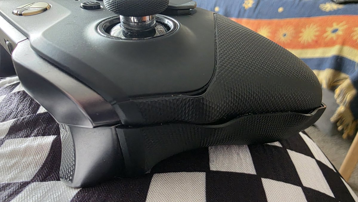 Jenbox360's tweet image. I think this Elite controller has seen better days 🤔