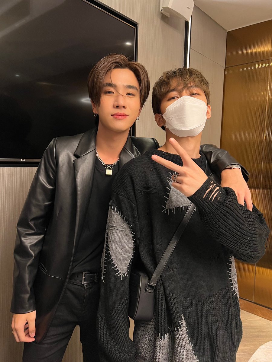 Kha_Siwatsheart's tweet photo. Pengen nangis, Perthmark 😭😭😭
2017 sampai 2025, kita selalu mendukungmu Perth.
1. Perth dan marksiwat ketemu fans di series please... siang riak winyan 2017
2. Mark datang ke fanmeeting Perth series #7project 2021
3. Mark dan pemain LBC lain datang ke #PerthSantaFancon 2025 https://t.co/2dRb5aR5cb