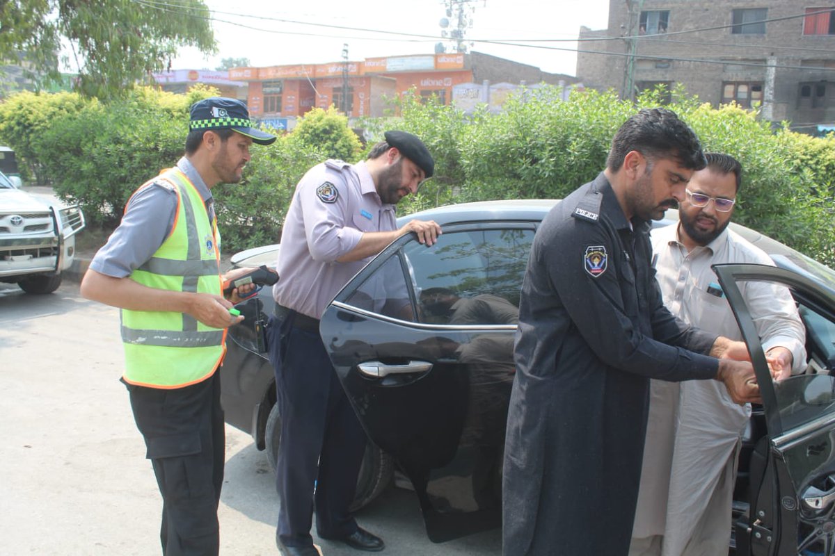 سٹی ٹریفک پولیس پشاور
مورخہ 19 جولائی 2025

سٹی ٹریفک پولیس پشاور کا کالے شیشوں کے استعمال 1890 افراد کے خلاف کارروائی

کالے شیشوں کے استعمال پر پابندی عائد ہے ، شہری ٹریفک پولیس کے ساتھ تعاون کریں اور ٹریفک قوانین کی پاسداری کریں، چیف ٹریفک آفیسر