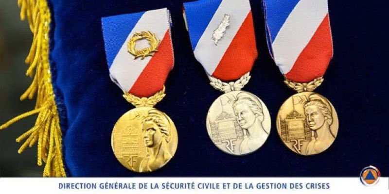 #MSI

🇫🇷  Le DDSIS tient à féliciter 5 personnels des #Pompiers04 qui se sont particulièrement distingués dans l’exercice de leurs fonctions.

🏅Par arrêté du 08/07/25, ils se voient décerner la MSI agrafe “Sapeur-Pompier” et “Sécurité Civile” échelon bronze 

👏 Félicitations