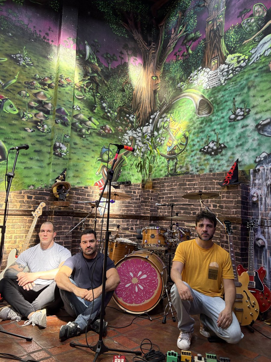 davidpiraja_'s tweet image. pouco comentando como a Limão Rosa (a banda do MBL) FARMA AURA PEA CARALHO