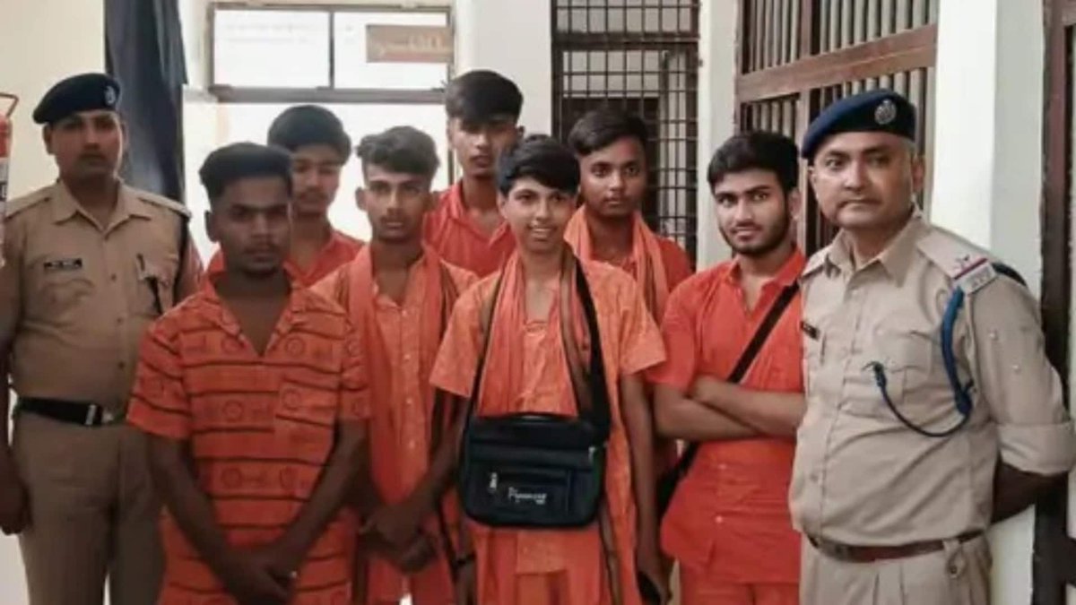 SumitHansd's tweet image. In UP's Mirzapur, a CRPF personnel was brutally assaulted by the Kanwariyas at the railway station.
Who will speak for him?
The answer is: Nobody.