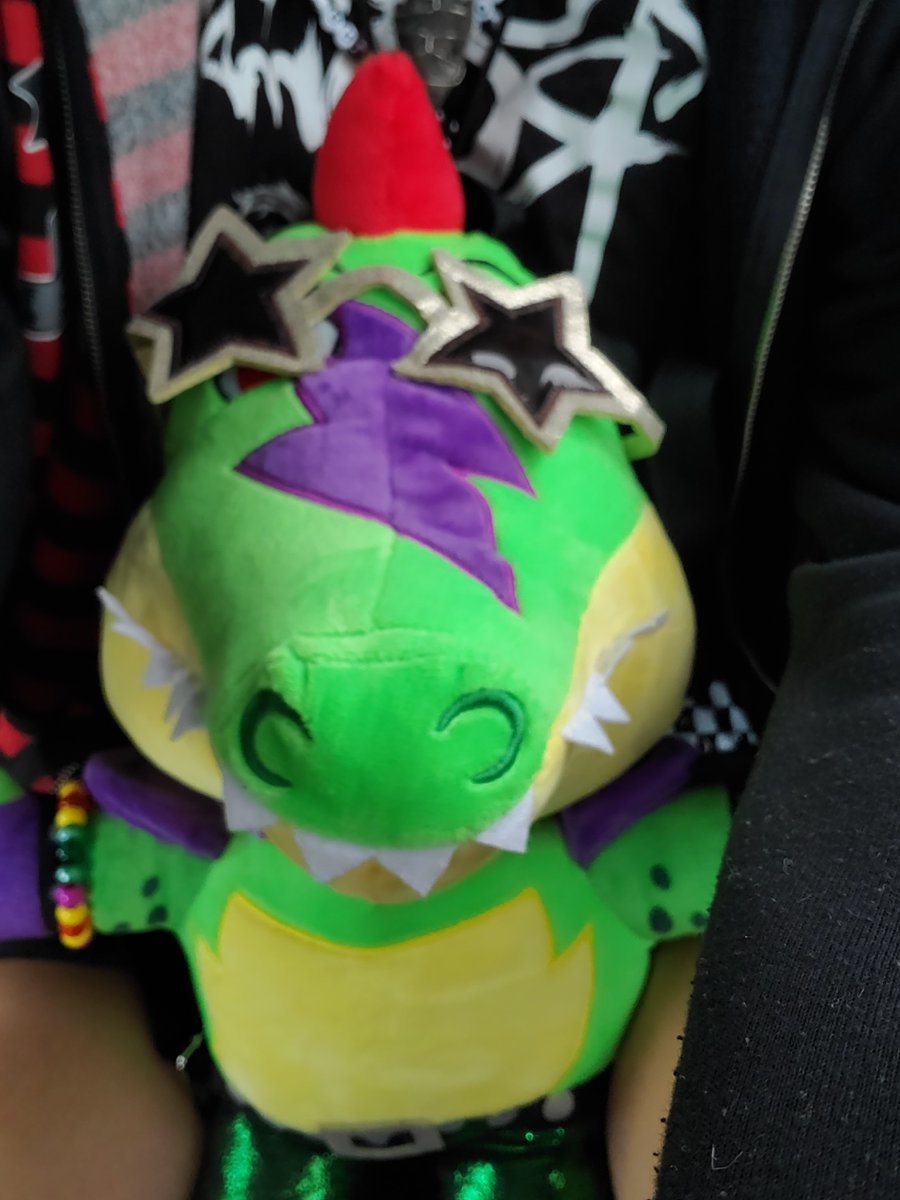 RichAFYume's tweet image. me and the gatorwife going to really cool comic con ^w^