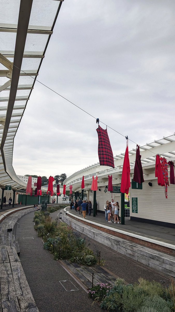 And Folkestone is Kate Bush Day ready.
#FOLKESTONE #KateBush #WearRed