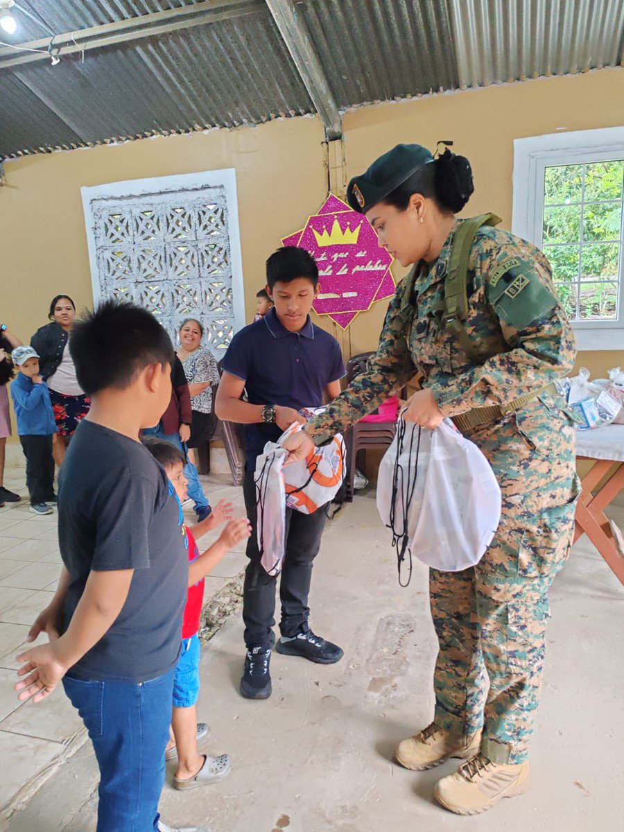 El 2do Batallón Subteniente Aurelio Serracín y la Fundación Caravana del Niño Jesús llevaron esperanza a Monte Lirio, Renacimiento.
Entregamos útiles, alimentos y kits de bebé a familias de la barriada El Estadio.
Solidaridad que transforma vidas.